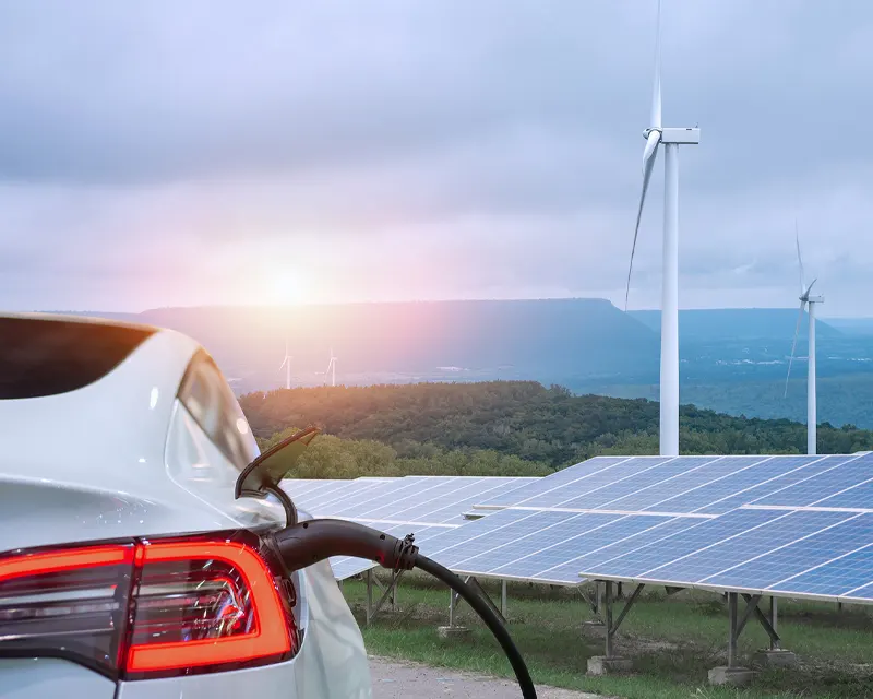 Jeune couple souriant chargent sa première voiture électrique